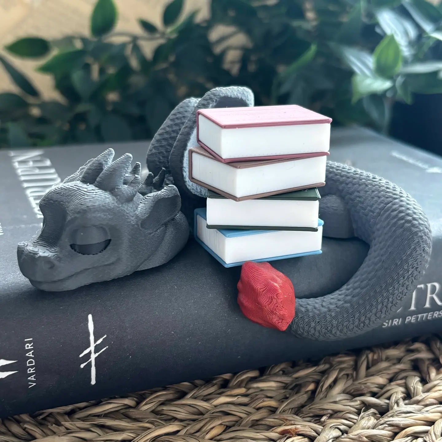 Bookshelf Figure – Sleeping Dragon - Figurine - The Dark Rose Emporium